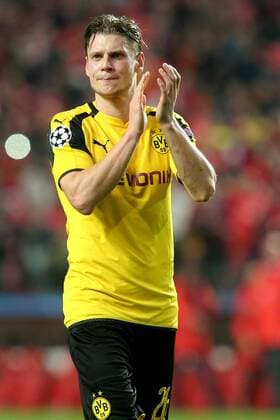 Fußball, CL, Benfica Lissabon - Borussia Dortmund Lukasz Piszczek (Borussia Dortmund 26) nach der Niederlage, Benfica Lissabon - Borussia Dortmund, UEFA Champions League, Achtelfinale, Fussball, 14.02.2017, Lissabon Copyright: xLangerx xEibner-Pressefotox EP_HLR