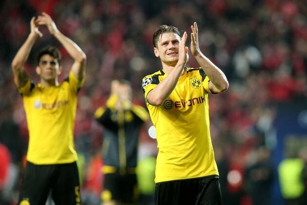 Fußball, CL, Benfica Lissabon - Borussia Dortmund Marc Bartra (Borussia Dortmund 5) Lukasz Piszczek (Borussia Dortmund 26) nach der Niederlage, Benfica Lissabon - Borussia Dortmund, UEFA Champions League, Achtelfinale, Fussball, 14.02.2017, Lissabon Copyright: xLangerx xEibner-Pressefotox EP_HLR