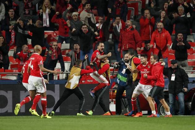Bilder des Tages - SPORT (L-R) Filipe Augusto of SL Benfica, Luisao of SL Benfica, Konstantinos Mitroglou of SL Benfica, Pizzi of SL Benficaduring the UEFA Champions League round of 16 match between SL Benfica and Borussia Dortmund on February 14, 2017 at Estádio da Luz in Lisbon, Portugal SL Benfica v Borussia Dortmund UEFA Champions League 2016 2017 xVIxxIVx 7121442