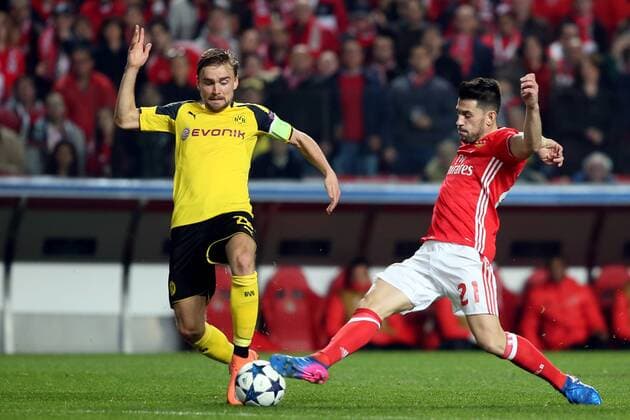 February 14, 2017 - Lisbon, Portugal - Dortmund s defender Marcel Schmelzer (L ) fights for the ball with Benfica s forward Pizzi during the UEFA Champions League round of 16 first leg football match SL Benfica vs Borussia Dortmund at the Luz stadium in Lisbon Portugal on February 14, 2017. SL Benfica v Borussia Dortmund - UEFA Champions League Round of 16: First Leg  - ZUMAn230 20170214_zaa_n230_470 Copyright: xPedroxFiuzax