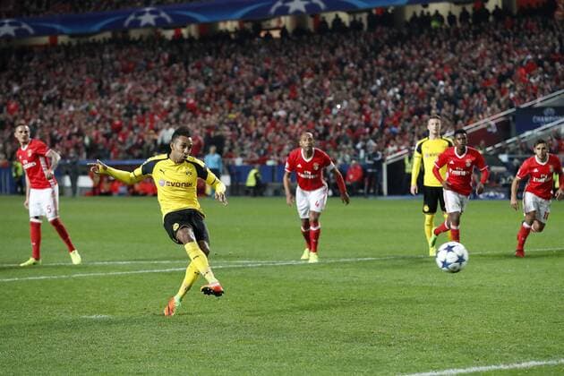 Pierre-Emerick Aubameyang of Borussia Dortmund misses a penaltyduring the UEFA Champions League round of 16 match between SL Benfica and Borussia Dortmund on February 14, 2017 at Estádio da Luz in Lisbon, Portugal SL Benfica v Borussia Dortmund UEFA Champions League 2016 2017 xVIxxIVx 7121476
