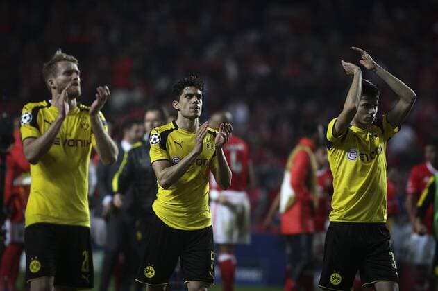 February 14, 2017 - Lisbon, Portugal - Dortmund s defender Bartra (C), Dortmund s defender Joo-Ho Park (R) and Dortmund s forward Andre Schurrle waving to the supporters at the end of the Champions League football match between SL Benfica and Borussia Dortmund at Luz Stadium in Lisbon on February 14, 2017. SL Benfica v Borussia Dortmund - UEFA Champions League Round of 16: First Leg  - ZUMAn230 20170214_zaa_n230_495 Copyright: xCarlosxCostax