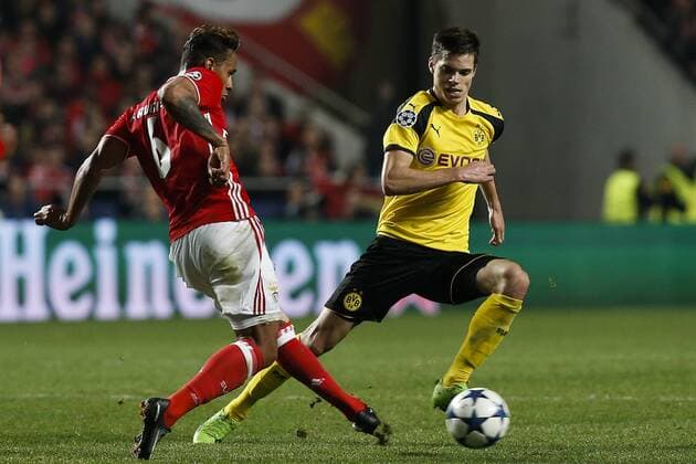 February 14, 2017 - Lisbon, Portugal - Benfica s midfielder Filipe Augusto (L) vies for the ball with Dortmund s midfielder Julian Weigl (R) during Champions League 2016 17 match between SL Benfica vs BVB Borussia Dortmund, in Lisbon, on February 14, 2017. SL Benfica v Borussia Dortmund - UEFA Champions League Round of 16: First Leg  - ZUMAn230 20170214_zaa_n230_514 Copyright: xCarlosxPalmax