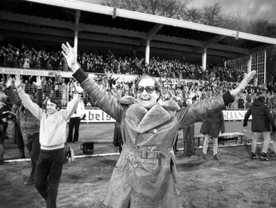 DFB-Pokal 19.02.1977 Bayer 05 Uerdingen - Eintracht Frankfurt 6:3 nach Verlängerung Trainer Klaus Quinkert jubelt, hinter ihm die Fans auf der Tribüne ebenfalls HM