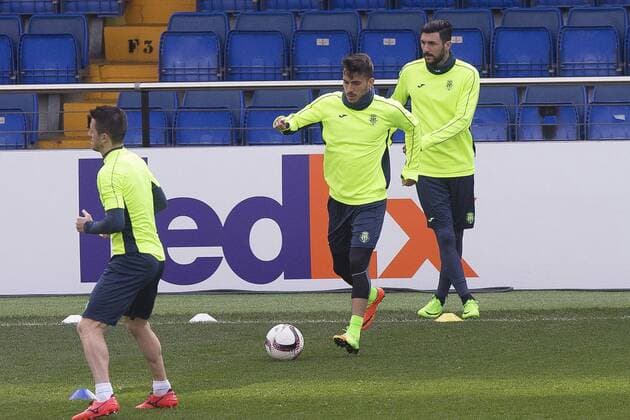 Villarreal CF s players Italian Nicola Sansone (C) and Roberto Soriano (R) take part in a training session at the Ceramica stadium in Villarreal, eastern Spain, 15 February 2017. Villarreal CF will face AS Roma in a round of 16 UEFA Europa League match on 16 February. Training session of Villarreal CF !ACHTUNG: NUR REDAKTIONELLE NUTZUNG!  Copyright: xDomenechxCastellox GRA190 20170215-636227647452289731