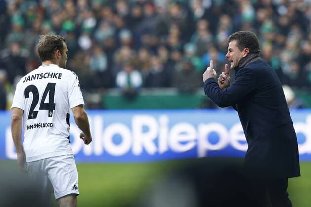 11.02.2017, Weser Stadion, Bremen, Ligaspiel, 1. Liga, SV Werder Bremen vs Borussia Moenchengladbach, im Bild Tony Jantschke (24, Gladbach) bekomt nach dem Fuehrungstreffer Anweisungen von Dieter Hecking (Trainer, Gladbach) SV Werder Bremen vs Borussia Moenchengladbach