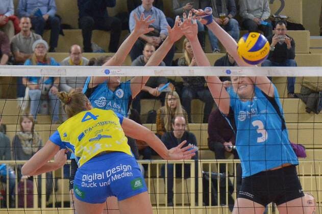 15.02.2017, xtkx, Volleyball 1.Bundesliga Damen, VC Wiesbaden - SSC Palmberg Schwerin, emspor, v.l. Maren Bringer (Schwerin) , Molly McCage (VC Wiesbaden) , Wiesbaden