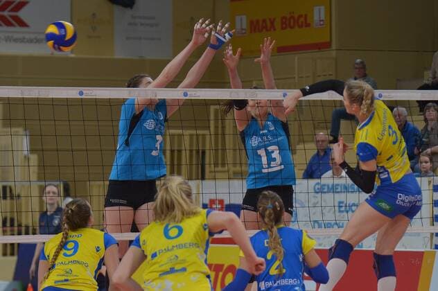 15.02.2017, xtkx, Volleyball 1.Bundesliga Damen, VC Wiesbaden - SSC Palmberg Schwerin, emspor, v.l. Hannah Tapp (Schwerin) , Molly McCage (VC Wiesbaden) , Jennifer Gerties (Schwerin) , Lenka D fcrr (Schwerin) , Karolina Bednarova (VC Wiesbaden) , Louisa Lippmann (Schwerin) , Wiesbaden