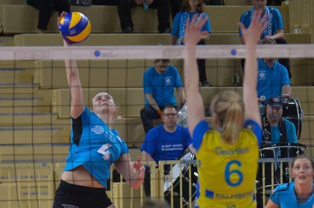 15.02.2017, xtkx, Volleyball 1.Bundesliga Damen, VC Wiesbaden - SSC Palmberg Schwerin, emspor, v.l. Tanja Grosser (VC Wiesbaden) , Jennifer Gerties (Schwerin) , Wiesbaden