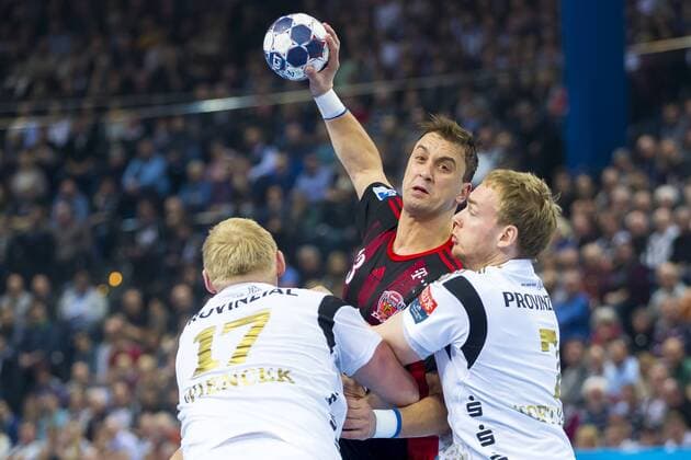 Momir Ilic (Nr. 13, Telekom Veszprem) gegen Patrick Wincek (Nr. 17, THW Kiel) und Rene Toft Hansen (Nr. 7, THW Kiel). THW Kiel vs Telekom Veszprem (HUN), Handball, Champions League, 15.02.17 Kiel Schleswig-Holstein Germany Sparkassen-Arena Copyright: xAgentur54Gradx xFelixxKoenigx