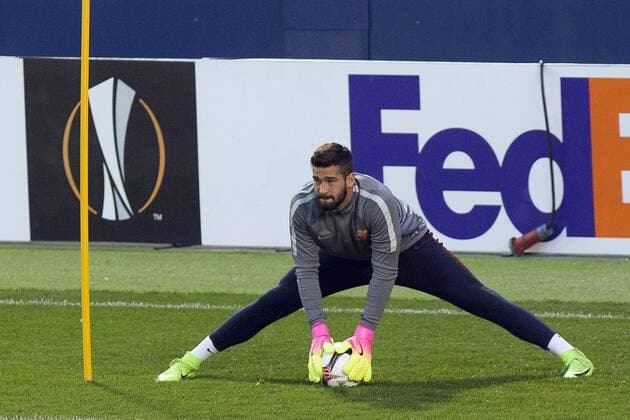 AS Roma s Brazilian goalie Alisson Ramses during a team s training session held at La Ceramica stadium in Villarreal, Castellon, eastern Spain, 15 February 2017. AS Roma will face Villarreal in a Europa League round of 32 first leg soccer match the upcoming 16 February. AS ROMA TRAINING SESSION !ACHTUNG: NUR REDAKTIONELLE NUTZUNG!  Copyright: xDomenechxCastellóx GRA491 20170215-636227863951503880