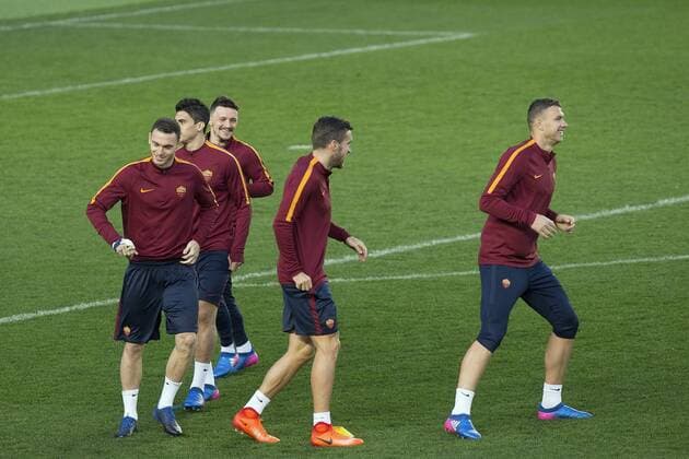 AS Roma s players during a team s training session held at La Ceramica stadium in Villarreal, Castellon, eastern Spain, 15 February 2017. AS Roma will face Villarreal in a Europa League round of 32 first leg soccer match the upcoming 16 February. AS ROMA TRAINING SESSION !ACHTUNG: NUR REDAKTIONELLE NUTZUNG!  Copyright: xDomenechxCastellóx GRA491 20170215-636227867528057447