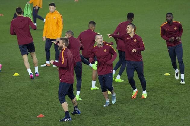 AS Roma s players during a team s training session held at La Ceramica stadium in Villarreal, Castellon, eastern Spain, 15 February 2017. AS Roma will face Villarreal in a Europa League round of 32 first leg soccer match the upcoming 16 February. AS ROMA TRAINING SESSION !ACHTUNG: NUR REDAKTIONELLE NUTZUNG!  Copyright: xDomenechxCastellóx GRA491 20170215-636227867545373558