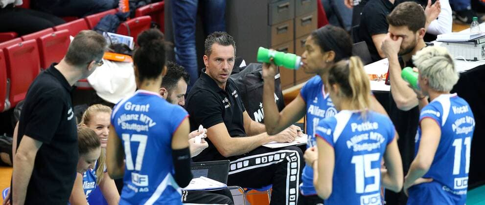 15.02.2017, Deutschland, Stuttgart, Volleyball 1. Bundesliga Damen Allianz MTV Stuttgart vs. Schwarz-Weiss Erfurt: mitte Trainer Guillermo Hernandez (MTV)