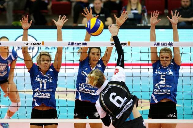 15.02.2017, Deutschland, Stuttgart, Volleyball 1. Bundesliga Damen Allianz MTV Stuttgart vs. Schwarz-Weiss Erfurt: v.l. Karmen Kocar (MTV), Jennifer Pettke (MTV), Antonia Stautz (Erfurt), Kim Renkema (MTV)
