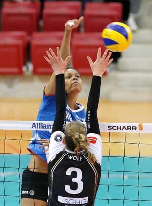 15.02.2017, Deutschland, Stuttgart, Volleyball 1. Bundesliga Damen Allianz MTV Stuttgart vs. Schwarz-Weiss Erfurt: v.l. Aiyana Whitney (MTV), Luise Wolf (Erfurt)