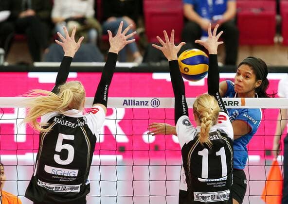 15.02.2017, Deutschland, Stuttgart, Volleyball 1. Bundesliga Damen Allianz MTV Stuttgart vs. Schwarz-Weiss Erfurt: v.l. Liis Kullermann (Erfurt), Michaela Wessely (Erfurt), Aiyana Whitney (MTV)