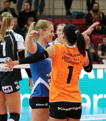 15.02.2017, Deutschland, Stuttgart, Volleyball 1. Bundesliga Damen Allianz MTV Stuttgart vs. Schwarz-Weiss Erfurt: v.l. Kim Renkema (MTV), Wanna Buakaew (MTV)