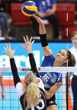 15.02.2017, Deutschland, Stuttgart, Volleyball 1. Bundesliga Damen Allianz MTV Stuttgart vs. Schwarz-Weiss Erfurt: v.l. Madleen Piest (Erfurt), Michaela Mlejnkova (MTV)