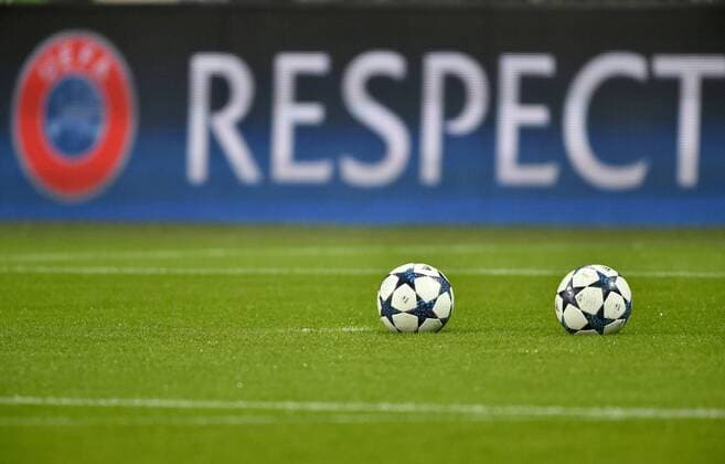 Vor dem Spiel: Spielball mit CL Logo vor Bandenwerbung Bande RESPECT mit Bayern Logo FC Bayern München FCB vs FC Arsenal London Gunners UEFA Champions-League CL Achtelfinale Hinspiel Spiel 1 Saison 2016 2017 München Allianz Arena 15.02.2017 FC Bayern München FCB vs FC Arsenal London Gunners