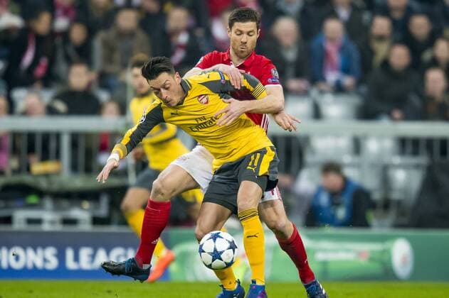 GER, UEFA CL, FC Bayern Muenchen (GER) vs FC Arsenal (GBR) 15.02.2017, Allianz Arena, Muenchen, GER, UEFA CL, FC Bayern Muenchen (GER) vs FC Arsenal (GBR) , Viertelfinale, im Bild Mesut Oezil (Arsenal 11) im kampf mit Xabi Alonso (FCB 14) Foto © nordphoto Straubmeier nordphotox xStraubmeier