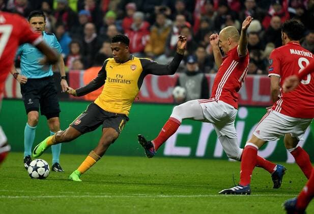 15.02.2017, xjhx, Fussball Champions League, FC Bayern Muenchen - Arsenal London, emspor, v.l. Alex Iwobi (Arsenal London), Arjen Robben (FC Bayern Muenchen) Muenchen