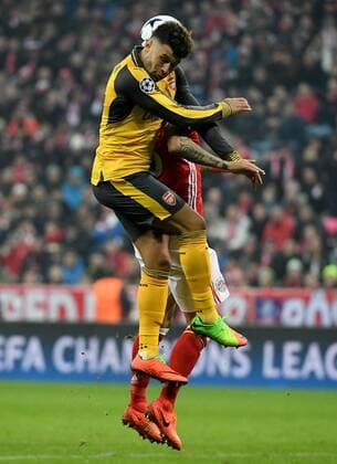 15.02.2017, xjhx, Fussball Champions League, FC Bayern Muenchen - Arsenal London, emspor, v.l. Alex Oxlade-Chamberlain (Arsenal London), Arturo Vidal (FC Bayern Muenchen) Kopfball, Kopfballduell Muenchen