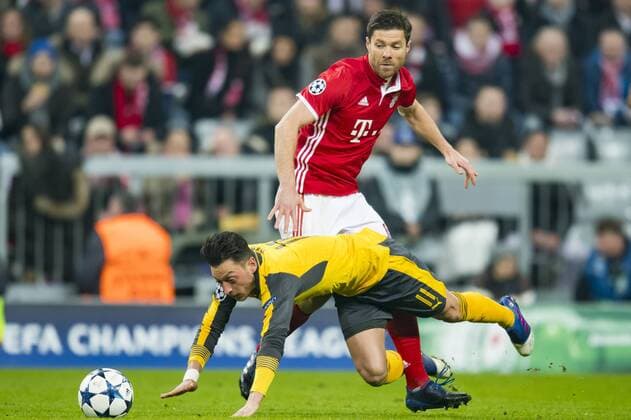 GER, UEFA CL, FC Bayern Muenchen (GER) vs FC Arsenal (GBR) 15.02.2017, Allianz Arena, Muenchen, GER, UEFA CL, FC Bayern Muenchen (GER) vs FC Arsenal (GBR) , Viertelfinale, im Bild Mesut Oezil (Arsenal 11) im kampf mit Xabi Alonso (FCB 14) Foto © nordphoto Straubmeier nordphotox xStraubmeier