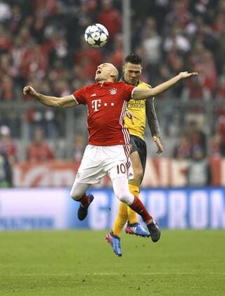 Foto: Kieran Gibbs ( Arsenal ) gegen Arjen Robben Fussball - Championsleague am Mi. 15.02.2017 Achtelfinale, Bayern München - Arsenal London