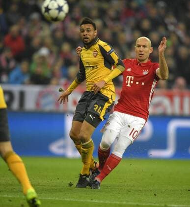 15.02.2017, Fussball Champions-League 2016 2017, Achtelfinale, FC Bayern München - FC Arsenal London, in der Allianz-Arena München. Arjen Robben (re, FC Bayern München) erzielt das Tor zum 1:0 gegen Francis Coquelin (FC Arsenal). 