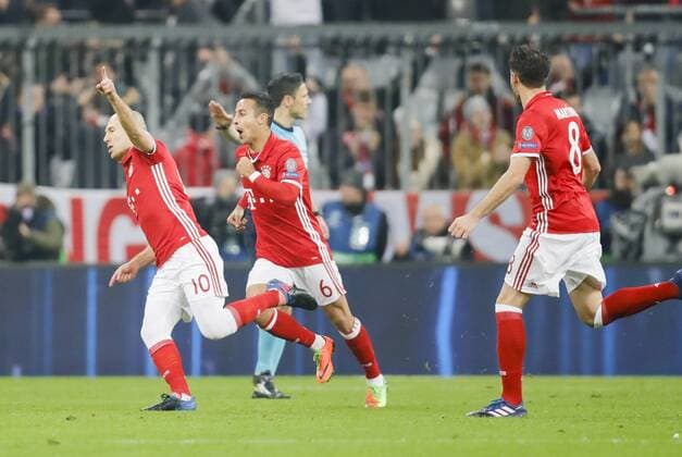Arjen ROBBEN, FCB 10 Torschuss, schiesst das Tor zum 1-0 Torjubel, Jubel nach dem Tor FC BAYERN MUENCHEN - FC ARSENAL Achtelfinale, Fussball UEFA Champions League, Muenchen, 15.02.2017 CL Saison 2016 2017, FCB