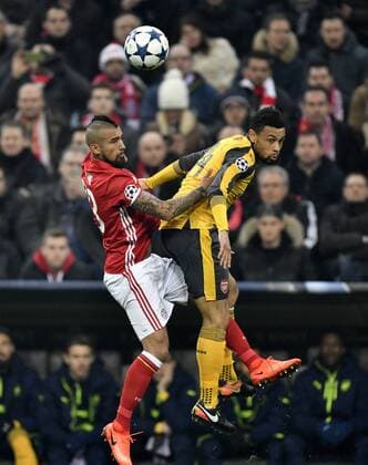 Kopfballduell, Zweikampf, Aktion Arturo Vidal FC Bayern München gegen Francis Coquelin FC Arsenal London FC Bayern München FCB vs FC Arsenal London Gunners UEFA Champions-League CL Achtelfinale Hinspiel Spiel 1 Saison 2016 2017 München Allianz Arena 15.02.2017 FC Bayern München FCB vs FC Arsenal London Gunners