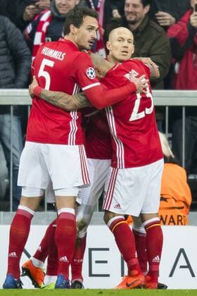 GER, UEFA CL, FC Bayern Muenchen (GER) vs FC Arsenal (GBR) 15.02.2017, Allianz Arena, Muenchen, GER, UEFA CL, FC Bayern Muenchen (GER) vs FC Arsenal (GBR) , Viertelfinale, im Bild Jubel nach dem Tor zum 1-0 durch Arjen Robben (FCB 10) mit Mats Hummels (FCB 5) Arturo Vidal (FCB 23) Foto © nordphoto Straubmeier nordphotox xStraubmeier
