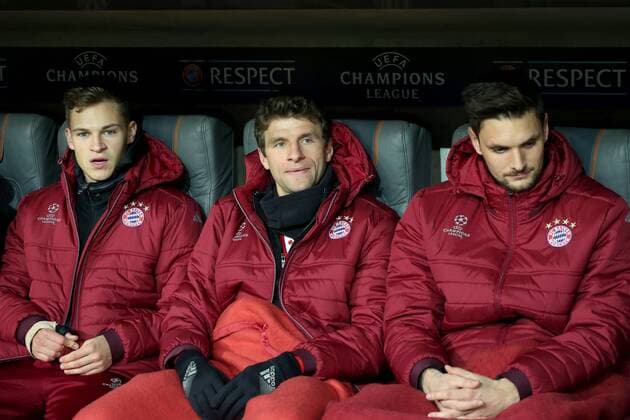 Joshua Kimmich (FC Bayern Muenchen 32) Thomas Mueller (FC Bayern Muenchen 25) Torwart Sven Ulreich (FC Bayern Muenchen 26) auf der Bank, FC Bayern Muenchen - Arsenal FC, UEFA Champions League, Achtelfinale, Fussball, 15.02.2017, Muenchen Copyright: xLangerx xEibner-Pressefotox EP_HLR