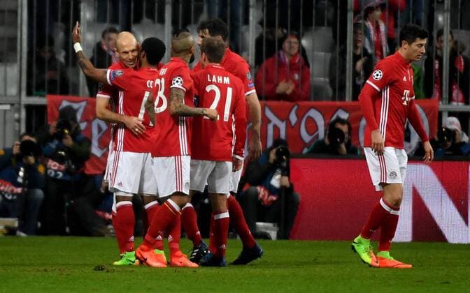 15.02.2017, xjhx, Fussball Champions League, FC Bayern Muenchen - Arsenal London, emspor, v.l. Arjen Robben (FC Bayern Muenchen) und Spieler FC Bayern Muenchen Torjubel, Goal celebration, celebrate the goal zum 1:0 Muenchen