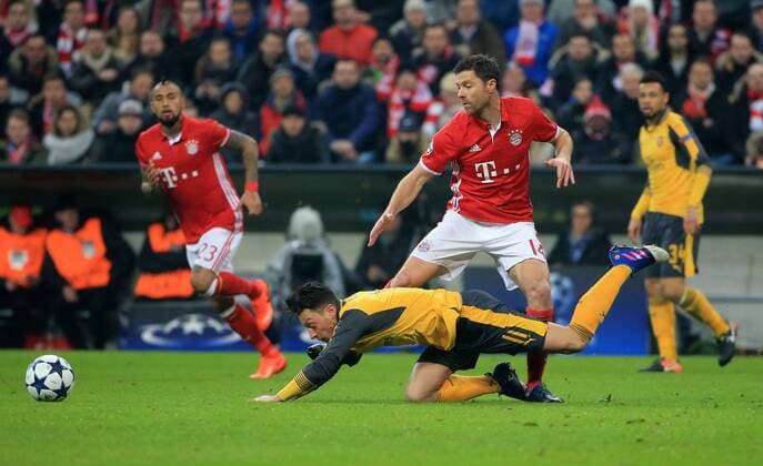 15.02.2017, CL, FC Bayern vs Arsenal, Allianz Arena Muenchen Fussball, im Bild: Arturo Vidal (FCB) beobachtet Mesut Oezil (Arsenal FC) vs Xabi Alonso (FCB)
