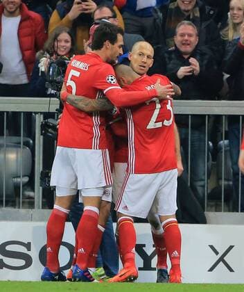 15.02.2017, CL, FC Bayern vs Arsenal, Allianz Arena Muenchen Fussball, im Bild: Arjen Robben (FCB) jubelt zum 1:0 mit Mats Hummels (FCB) und Arturo Vidal (FCB)