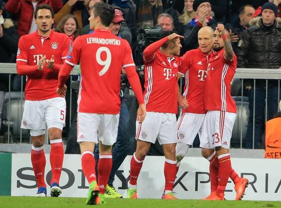 15.02.2017, CL, FC Bayern vs Arsenal, Allianz Arena Muenchen Fussball, im Bild: Arjen Robben (FCB) jubelt zum 1:0 mit Mats Hummels (FCB) und Arturo Vidal (FCB), Mats Hummels (FCB) und Robert Lewandowski (FCB)