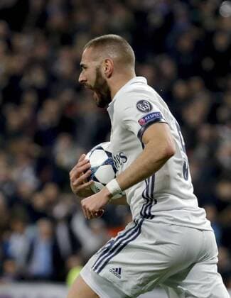 Fußball, CL, Real Madrid - SSC Neapel Real Madrid s French striker Karim Benzema jubilates a goal, the first against Napoli, during their UEFA Champions League round of 16 match at Santiago Bernabeu stadium in Madrid, Spain, 15 February 2017. REAL MADRID VS. NAPOLI !ACHTUNG: NUR REDAKTIONELLE NUTZUNG!  Copyright: xJuanJoxMartinx MAD002 20170215-636227903411374807