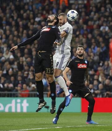 Fußball, CL, Real Madrid - SSC Neapel Real Madrid s French striker Karim Benzema (C) goes for a header to score a goal, the first against Napoli, during their UEFA Champions League round of 16 match at Santiago Bernabeu stadium in Madrid, Spain, 15 February 2017. REAL MADRID VS. NAPOLI !ACHTUNG: NUR REDAKTIONELLE NUTZUNG!  Copyright: xJuanJoxMartinx MAD002 20170215-636227903416990879