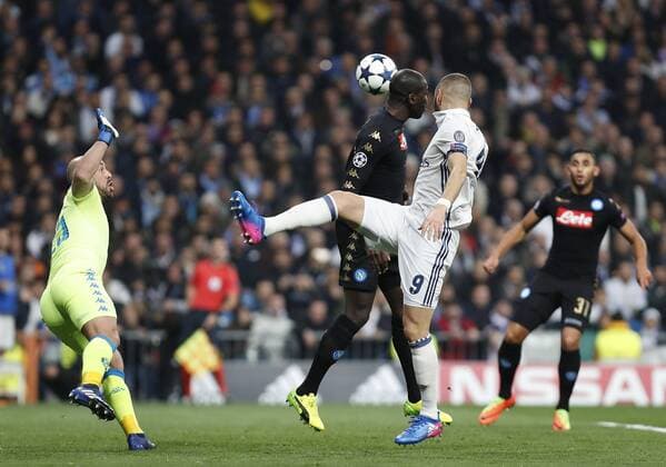 Fußball, CL, Real Madrid - SSC Neapel Soccer match between Real Madrid and SSC Napoli of the 2016 2017 Champions League, held at the Santiago Bernabeu stadium, in Madrid, February 15, 2017. Karim Benzema  xJosexLuisxCuestax xx