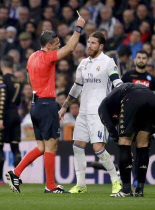 Fußball, CL, Real Madrid - SSC Neapel Slovenian referee Damir Skomina (L) gives a yellow card to Real Madrid s defender Sergio Ramos during the UEFA Champions League round of 16 match between Real Madrid and Napoli at Santiago Bernabeu stadium in Madrid, Spain, 15 February 2017. REAL MADRID VS. NAPOLI !ACHTUNG: NUR REDAKTIONELLE NUTZUNG!  Copyright: xJuanJoxMartinx MAD002 20170215-636227904061123137