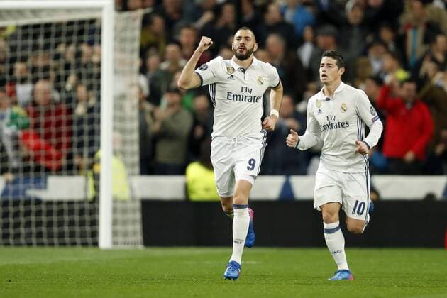 Fußball, CL, Real Madrid - SSC Neapel (L-R) Karim Benzema of Real Madrid, James Rodriguez of Real Madridduring the UEFA Champions League round of 16 match between Real Madrid and SSC Napoli on February 14, 2017 at the Santiago Bernabeu stadium in Madrid, Spain Real Madrid v SSC Napoli UEFA Champions League 2016 2017 xVIxxIVx 7125932
