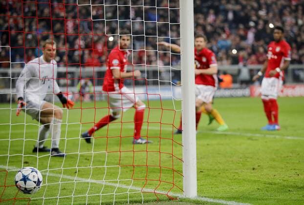 Manuel NEUER, FCB 1 haelt 11m von Alexis SANCHEZ, Arsenal 7 der im Nachschuss das 1-1 erzielt FC BAYERN MUENCHEN - FC ARSENAL Achtelfinale, Fussball UEFA Champions League, Muenchen, 15.02.2017 CL Saison 2016 2017, FCB