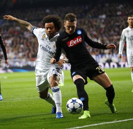 Fußball, CL, Real Madrid - SSC Neapel Real Madrid s Brazilian defender Marcelo Vieria (L) vies for the ball with Napoli s Polish midfielder Piotr Zielinski during their UEFA Champions League round of 16 match at Santiago Bernabeu stadium in Madrid, Spain, 15 February 2017. REAL MADRID VS. NAPOLI !ACHTUNG: NUR REDAKTIONELLE NUTZUNG!  Copyright: xJ.P.xGandulx MAD002 20170215-636227906612066239