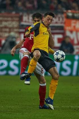Muenchen, Deutschland 15.02.2016, UEFA Champions League - 2016 17 Season, Achtelfinale Hinspiel, FC Bayern Muenchen - Arsenal London FC, Zweikampf zwischen Javi Martinez (FCB) und Mesut Oezil (ASL) v.l. ( DeFodi501