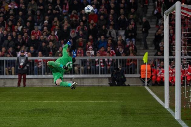 Muenchen, Deutschland 15.02.2016, UEFA Champions League - 2016 17 Season, Achtelfinale Hinspiel, FC Bayern Muenchen - Arsenal London FC, Torwart David Ospina (ASL) streckt sich vergebens und muss das !:0 hinnehmen ( DeFodi501