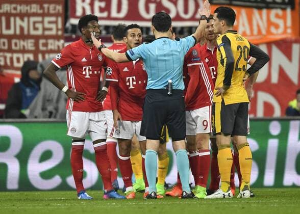 Schiedsrichter Referee Milorad Mazic SRB gibt Elfmeter für Arsenal Gestik, Geste Entsetzen bei Thiago Alcantara FC Bayern München FC Bayern München FCB vs FC Arsenal London Gunners UEFA Champions-League CL Achtelfinale Hinspiel Spiel 1 Saison 2016 2017 München Allianz Arena 15.02.2017 FC Bayern München FCB vs FC Arsenal London Gunners