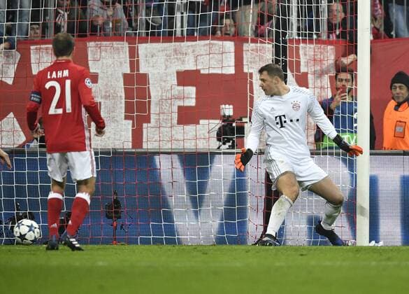 Schiedsrichter Referee Milorad Mazic SRB gibt Elfmeter für Arsenal Torwart Manuel Neuer FC Bayern München pariert Elfer von Alexis Sanchez FC Arsenal London, muss aber Nachschuss zum TOR zum 1:1 passieren lassen FC Bayern München FCB vs FC Arsenal London Gunners UEFA Champions-League CL Achtelfinale Hinspiel Spiel 1 Saison 2016 2017 München Allianz Arena 15.02.2017 FC Bayern München FCB vs FC Arsenal London Gunners