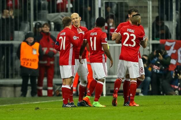 Muenchen, Deutschland 15.02.2016, UEFA Champions League - 2016 17 Season, Achtelfinale Hinspiel, FC Bayern Muenchen - Arsenal London FC, Tor zum 1:0 Torschuetze Arjen Robben (FCB) wird bejubelt ( DeFodi048